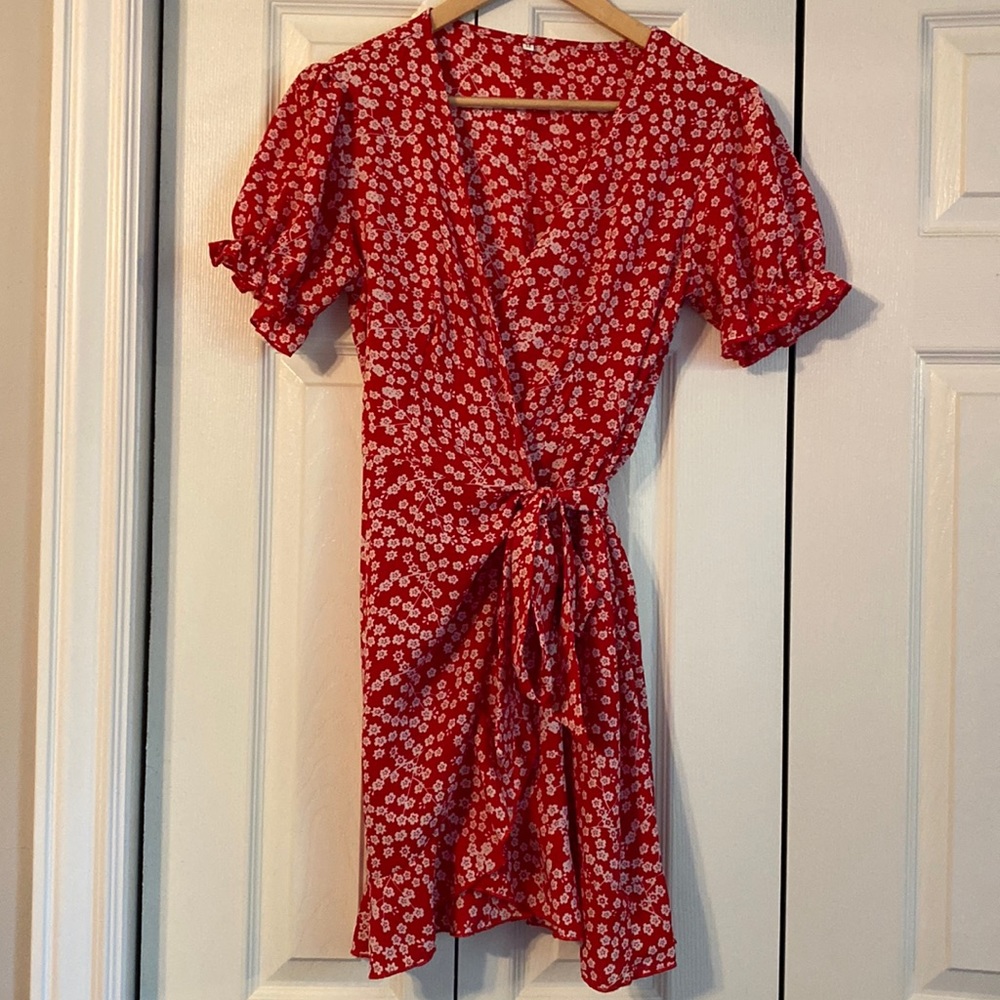 Size medium red and white floral dress. Ties in front. 100% polyester.